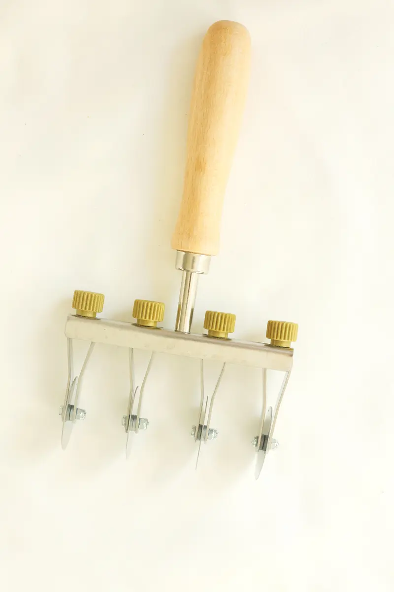 Adjustable pasta cutter with 4 stainless steel smooth wheels