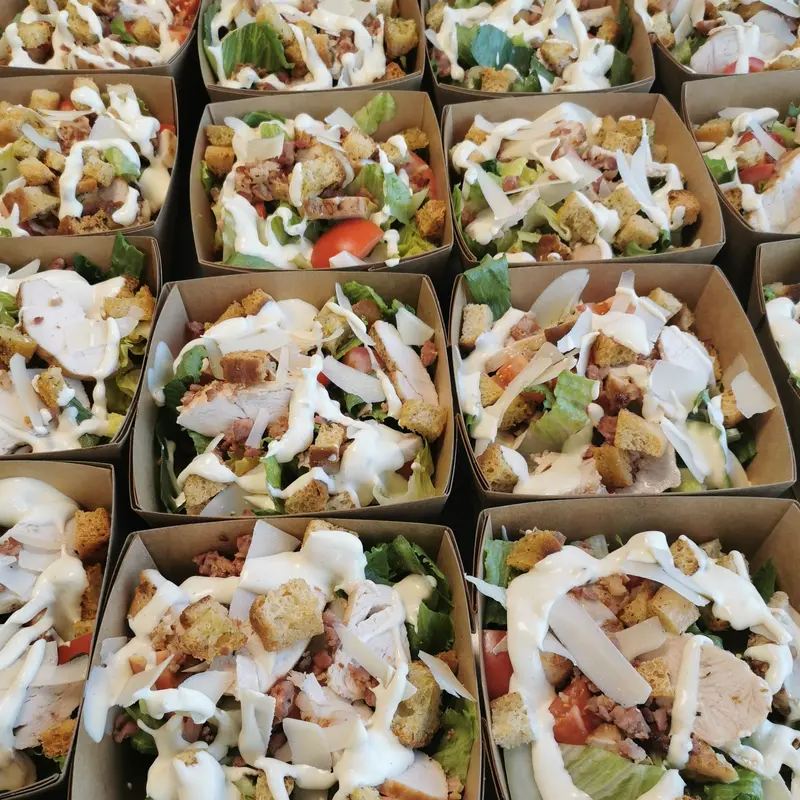 Cæsarsalat med kylling og bacon
